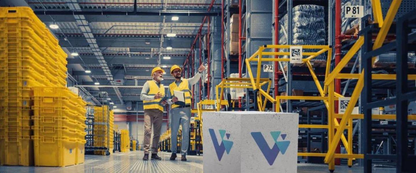Des employés de l'entreprise Visite ma boîte avec des gilets jaunes dans un entrêpot